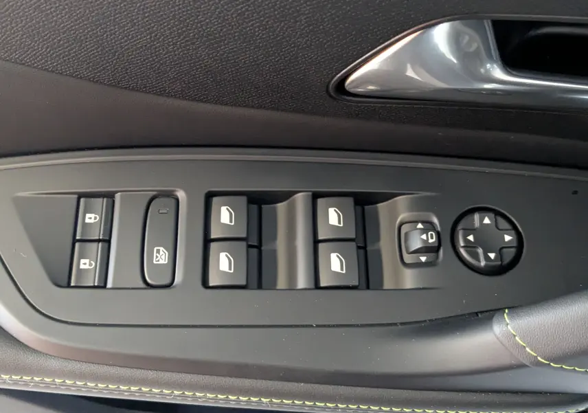Gros plan sur les commandes de lève-vitres et rétroviseurs côté conducteur d'une Peugeot 408 Hybrid 145 e-DCS6 GT 2025.