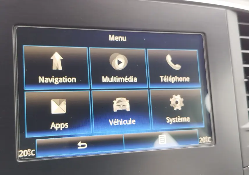 Écran tactile central de la Renault Mégane 2018 affichant le menu principal avec options navigation, multimédia et téléphone.