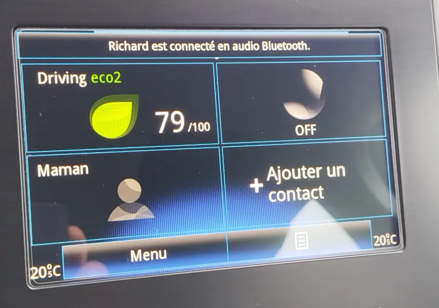 Écran tactile intérieur de la Renault Mégane 2018 montrant la connexion Bluetooth et l'indicateur de conduite éco.
