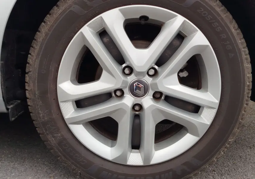 Gros plan sur la jante alliage argentée avec logo Renault au centre, montée sur pneu Michelin 205/55 R16.