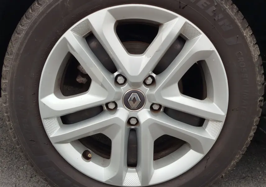 Gros plan sur la jante alliage argentée avec logo Renault au centre, montée sur pneu Michelin CrossClimate.