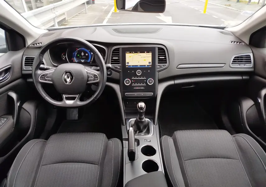 Vue intérieure avant de la Renault Mégane 1.5 dCi 110ch Business 2018, tableau de bord avec écran tactile et volant multifonction.