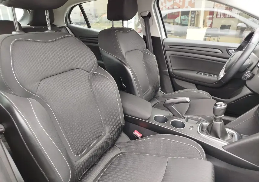 Vue intérieure côté droit de la Renault Mégane 1.5 dCi 110ch Business avec sièges tissu noirs et levier de vitesse manuel.
