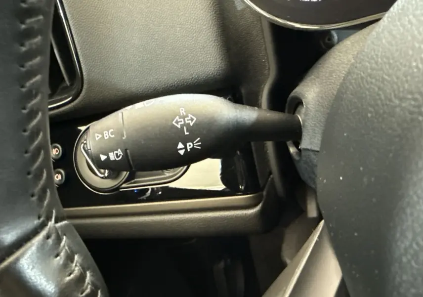 Gros plan sur la manette de clignotants à gauche du volant cuir du MINI Countryman gris clair 2023.