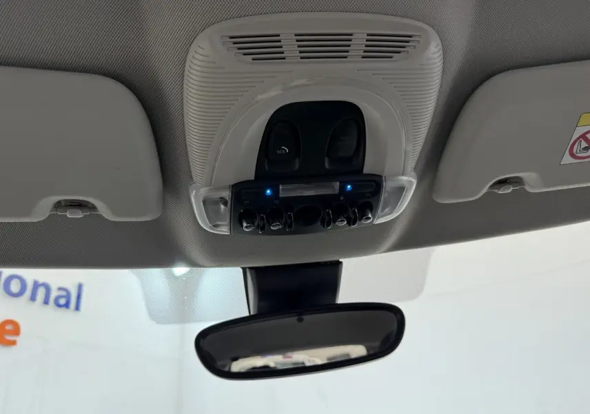 Vue intérieure du plafonnier gris clair avec commandes et rétroviseur dans une MINI Countryman 2023.