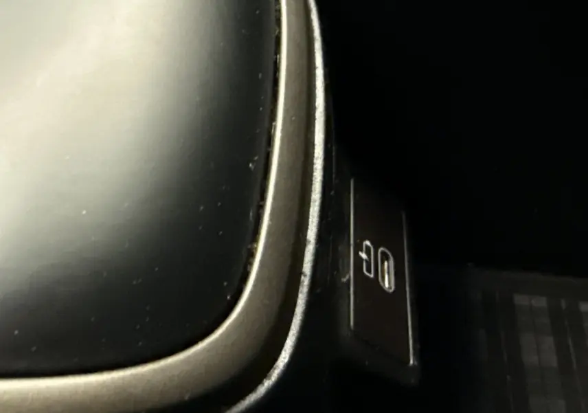 Gros plan sur la prise USB située près du levier de vitesses dans l’habitacle gris clair du MINI Countryman 2023.