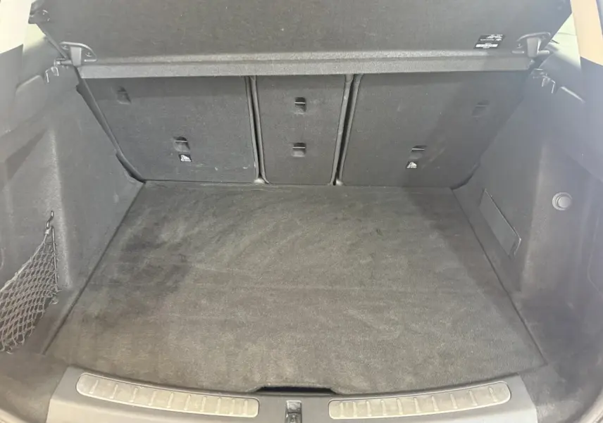Coffre spacieux de MINI Countryman Cooper Essential 2023 vu de face, revêtement intérieur noir et filet de rangement latéral.