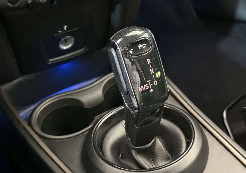 Le levier de vitesse automatique noir du MINI Countryman Cooper Essential 2023, vu en gros plan intérieur.