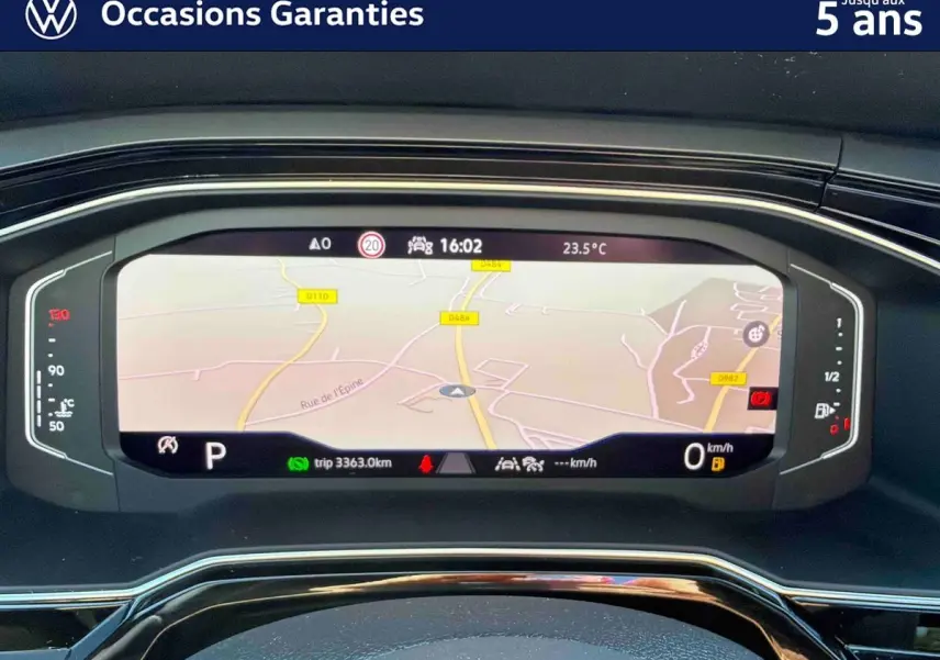Affichage numérique du tableau de bord du Volkswagen Taigo 2025 montrant la navigation et les informations de conduite.