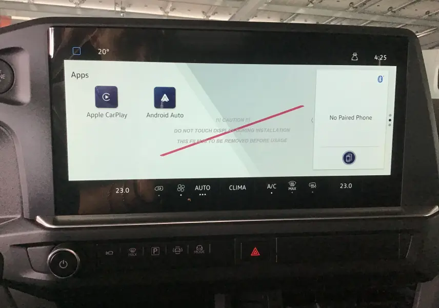 Écran tactile central du tableau de bord du Volkswagen Transporter T7 gris anthracite, affichant Apple CarPlay et Android Auto.