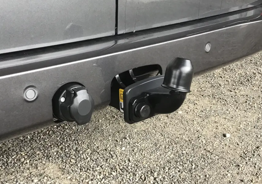 Gros plan sur l'attelage et la prise électrique arrière du Volkswagen Transporter gris anthracite, version 2025.