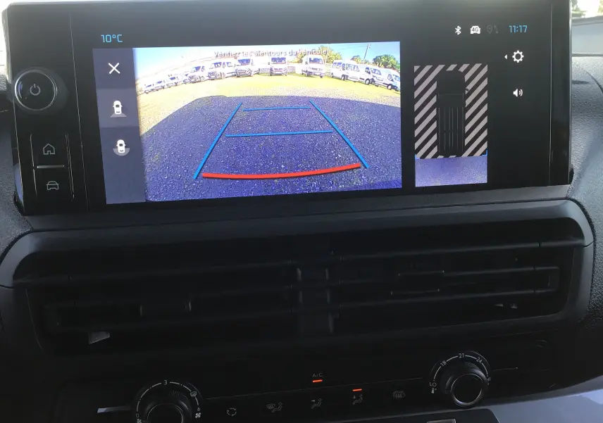 Écran de caméra de recul du Citroën Jumpy Cabine Approfondie gris titane, affichant les lignes de guidage et vue 360° du véhicule.