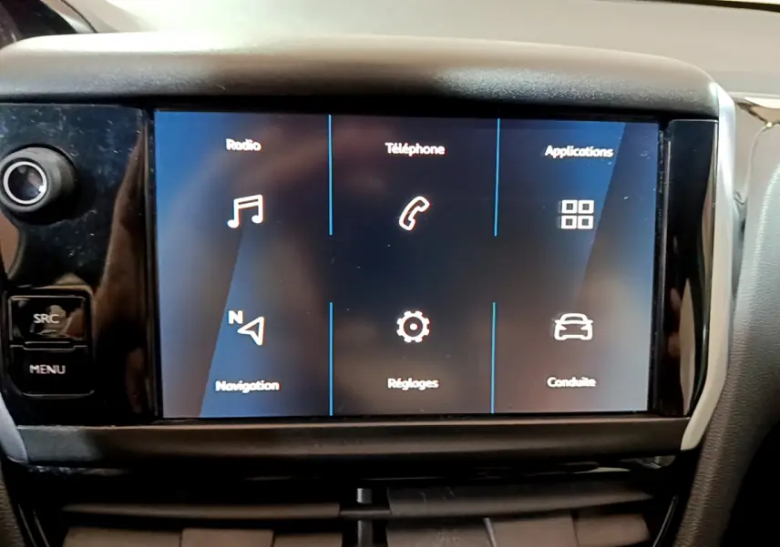 Écran tactile central de la Peugeot 208 Puretech 82 Signature 2018 affichant les menus radio, téléphone et navigation.