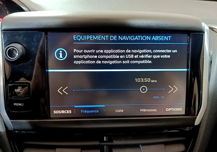 Écran tactile central du tableau de bord de la Peugeot 208 blanche affichant un message d'absence de navigation.