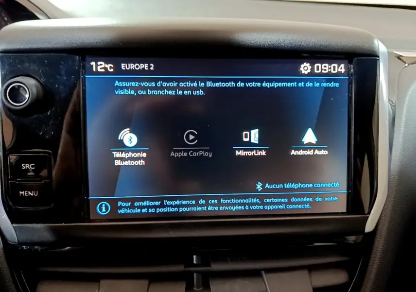 Écran tactile central de la Peugeot 208 Puretech 82 Signature affichant les options Bluetooth, Apple CarPlay, MirrorLink et Android Auto.