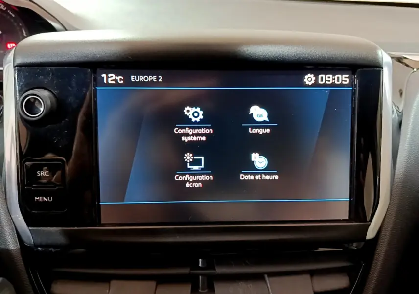 Écran tactile central du tableau de bord de la Peugeot 208 Puretech 82 Signature, vue frontale rapprochée.