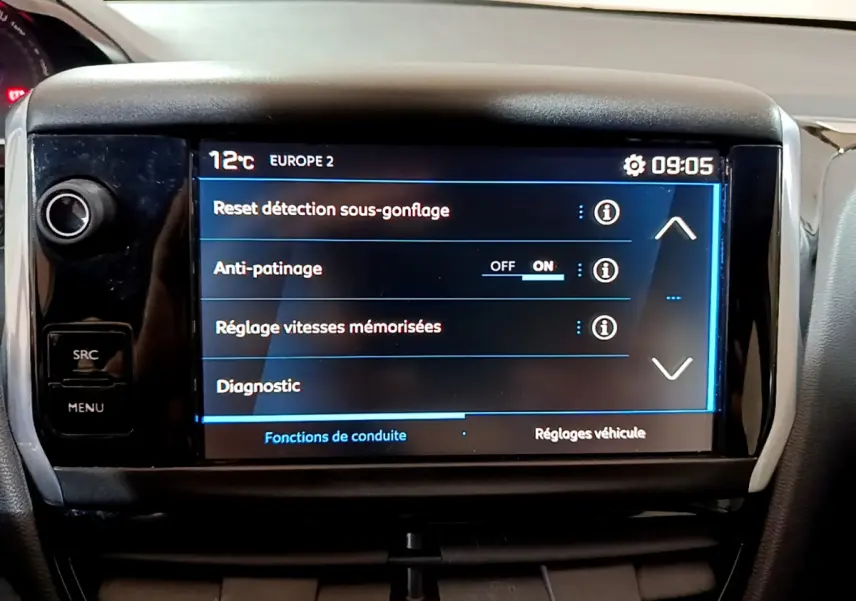 Écran tactile central affichant les réglages de conduite dans l'habitacle d'une Peugeot 208 blanche de 2018.