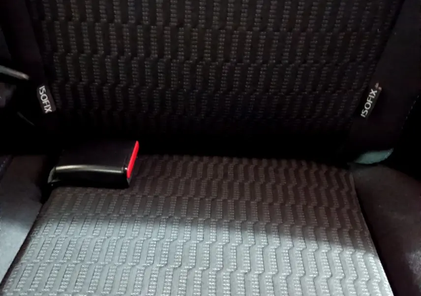 Gros plan sur la banquette arrière noire avec fixation Isofix de la Peugeot 208 Puretech 82 Signature 2018.