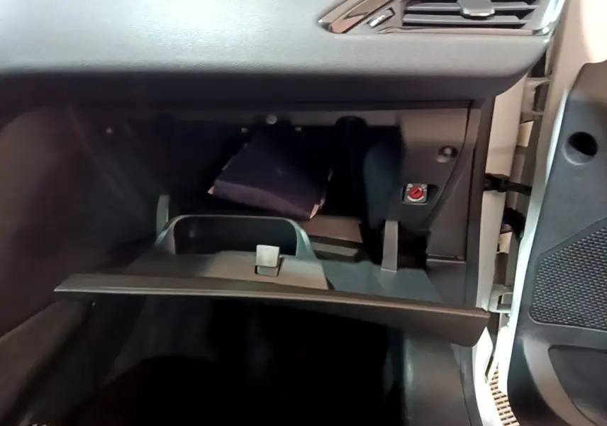 Gant de boîte à gants ouvert côté passager d'une Peugeot 208 Puretech 82 Signature blanche de 2018.