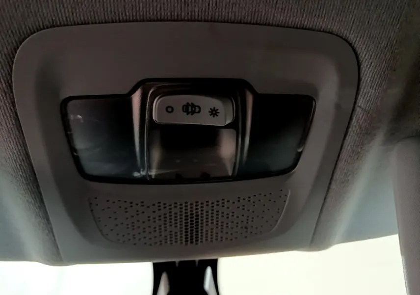 Plafonnier intérieur gris avec commandes d'éclairage, vue du toit d'une Peugeot 208 blanche Puretech 82 Signature.