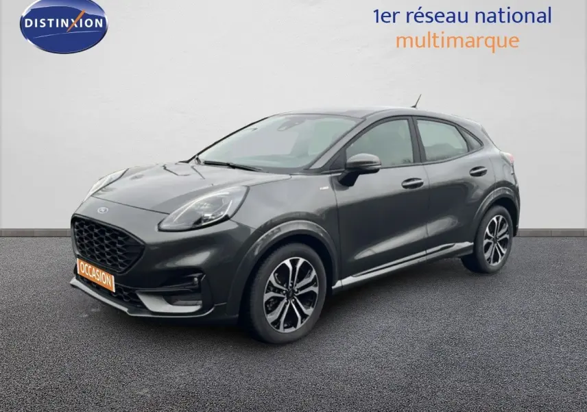 Vue 3/4 avant d'un Ford Puma gris magnetic metal avec jantes bi-ton et calandre noire distinctive.