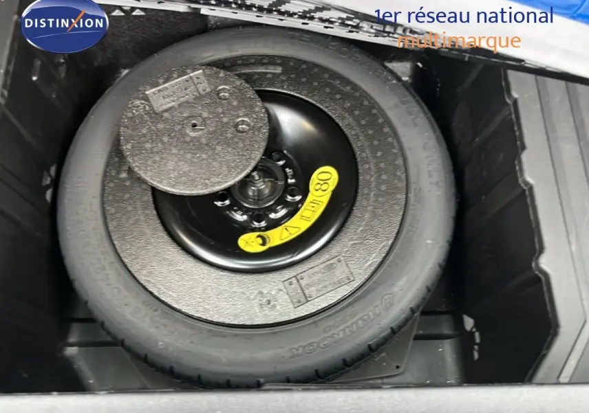 Roue de secours compacte noire visible dans le coffre d'un Ford Puma gris Magnetic Metal 2024.