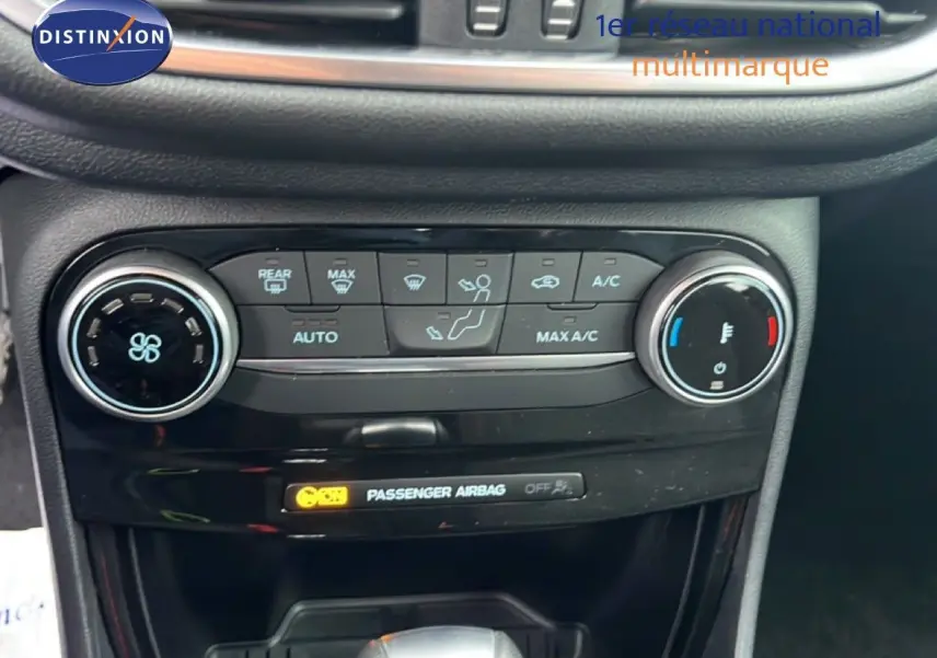 Vue rapprochée de la console centrale du Ford Puma 2024, montrant les commandes de climatisation et le levier de boîte automatique.