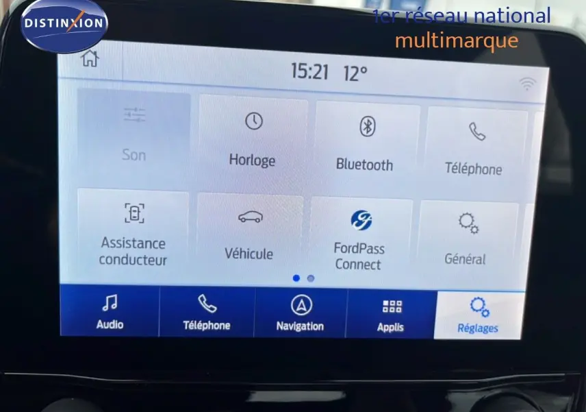 Écran tactile central du Ford Puma 2024 affichant le menu des réglages avec Bluetooth et navigation.