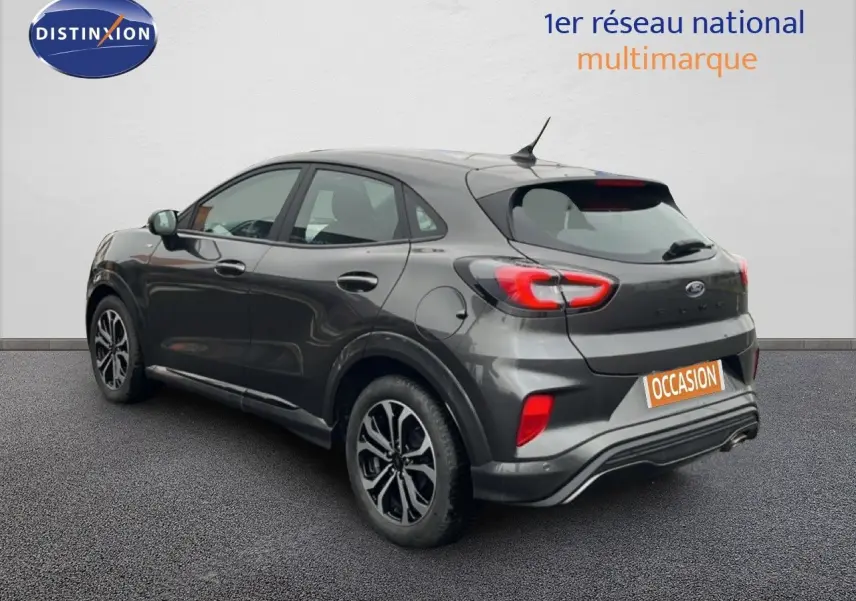 Vue 3/4 arrière droite d'un Ford Puma gris Magnetic Metal avec jantes bi-ton et feux LED distinctifs.