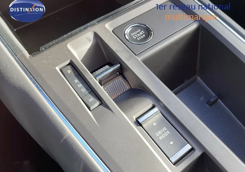 Gros plan sur la console centrale grise du Citroën C5 Aircross 2025 avec sélecteur de boîte auto et bouton start/stop.