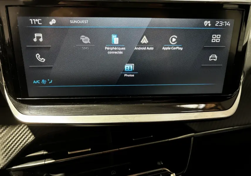 Écran tactile central 7 pouces du tableau de bord de la Peugeot 208 gris clair PureTech 100 S&S Active 2024
