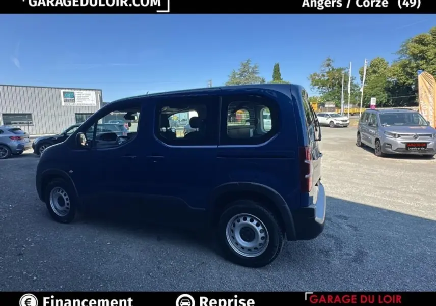 Vue latérale droite d’un Peugeot Rifter bleu 2024, version Allure, avec roues acier et vitres teintées.