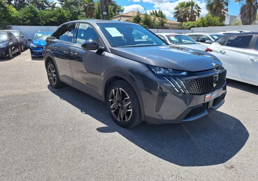 Peugeot 3008 Hybrid 136 e-DCS6 Allure gris foncé vue 3/4 avant droit avec jantes alliage 19 pouces et calandre distinctive.