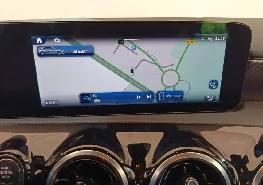 Écran tactile central affichant la navigation 3D dans l'habitacle d'une Mercedes Classe A noire, vue de face.