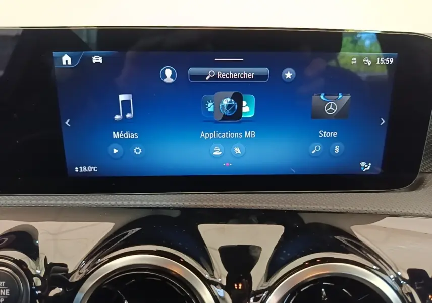 Écran tactile central 10,25 pouces de la Mercedes Classe A 250 e Business Line 2023, vue rapprochée intérieure.