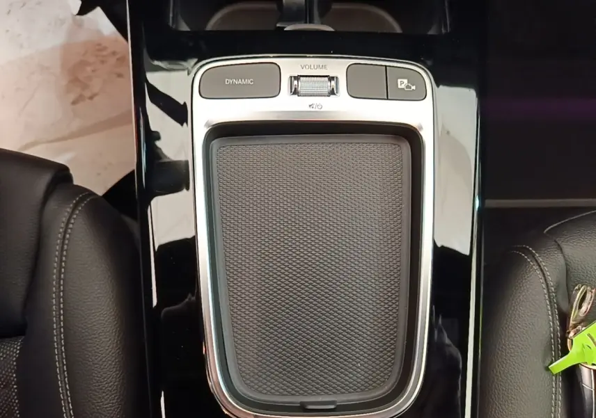 Vue plongeante sur la console centrale noire de la Mercedes Classe A 250 e Business Line 2023 avec pavé tactile et boutons fonctionnels.