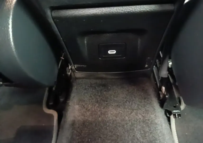 Vue rapprochée de la prise USB située à l'arrière de la console centrale dans l'habitacle noir du Mercedes Classe A 250 e.