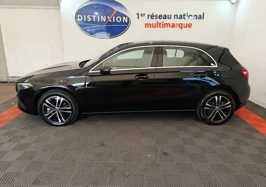 Profil latéral droit d'une Mercedes Classe A 250 e Business Line noire, avec jantes alliage et vitres teintées.