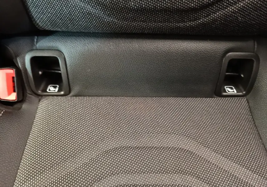 Gros plan sur la banquette arrière noire de la Mercedes Classe A 250 e avec fixations Isofix visibles.