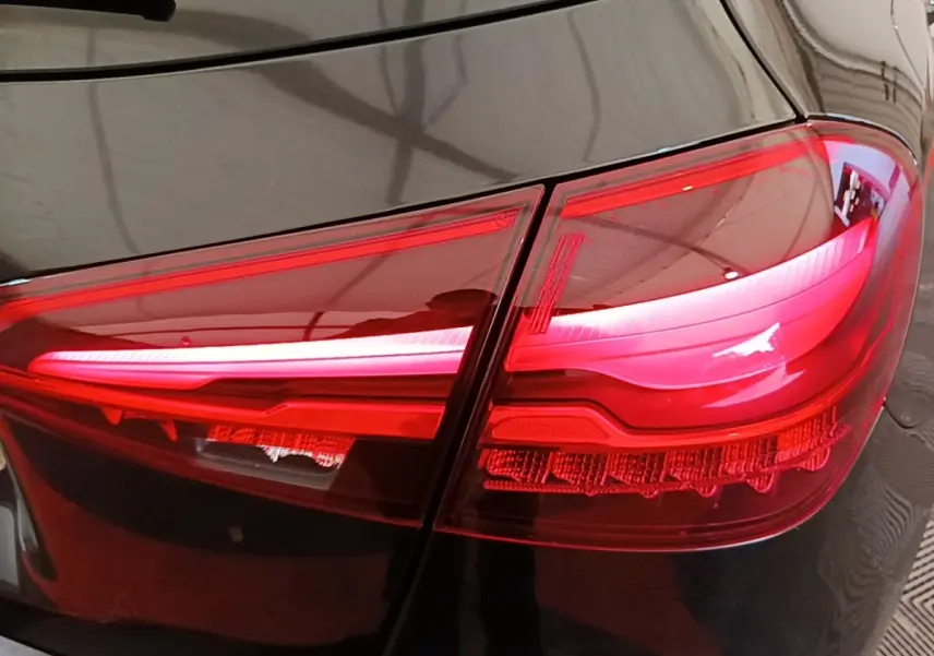 Gros plan sur les feux arrière rouges d’une Mercedes Classe A 250 e Business Line noire, vue côté gauche arrière.