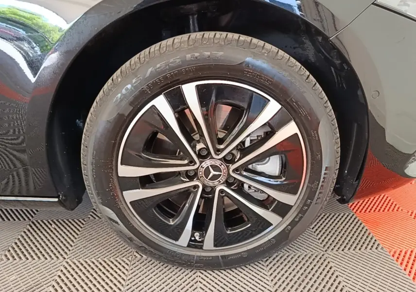 Gros plan sur la roue avant droite noire d'une Mercedes Classe A 250 e Business Line 2023 avec jante alliage bicolore.