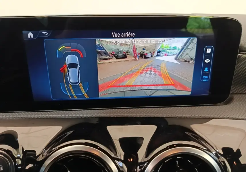 Écran tactile intérieur affichant la caméra de recul et l’aide au stationnement de la Mercedes Classe A noire 2023.