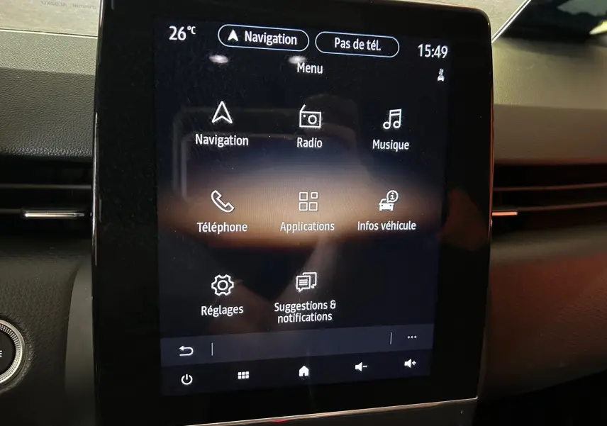 Écran tactile central de la Renault Clio V affichant le menu principal avec options de navigation et média.