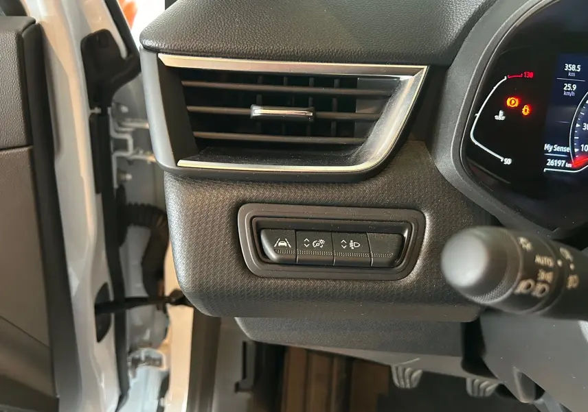 Vue intérieure côté gauche du tableau de bord de la Renault Clio V blanc nacré, avec commandes d'assistance et ventilation.