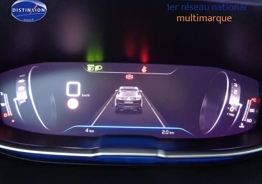 Tableau de bord numérique du Peugeot 3008 2023 affichant la vitesse à 0 km/h et une vue arrière du véhicule en noir perla metal.