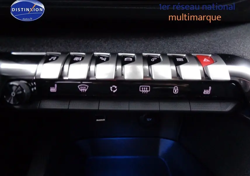 Gros plan sur la rangée de boutons de commande argentés et noirs du tableau de bord du Peugeot 3008 noir Perla Metal 2023.