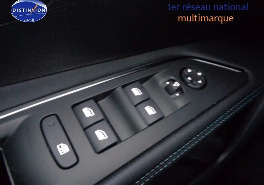 Gros plan sur les commandes des vitres électriques côté conducteur d'un Peugeot 3008 noir Perla Metal 2023.