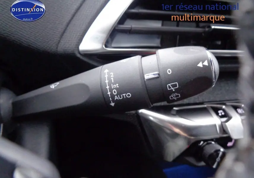 Gros plan sur la commande d’essuie-glace du Peugeot 3008 noir perla metal, mettant en valeur les réglages automatiques.