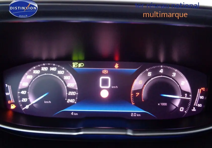 Tableau de bord numérique du Peugeot 3008 2023 affichant vitesse, compte-tours et indicateurs lumineux en lumière bleue.