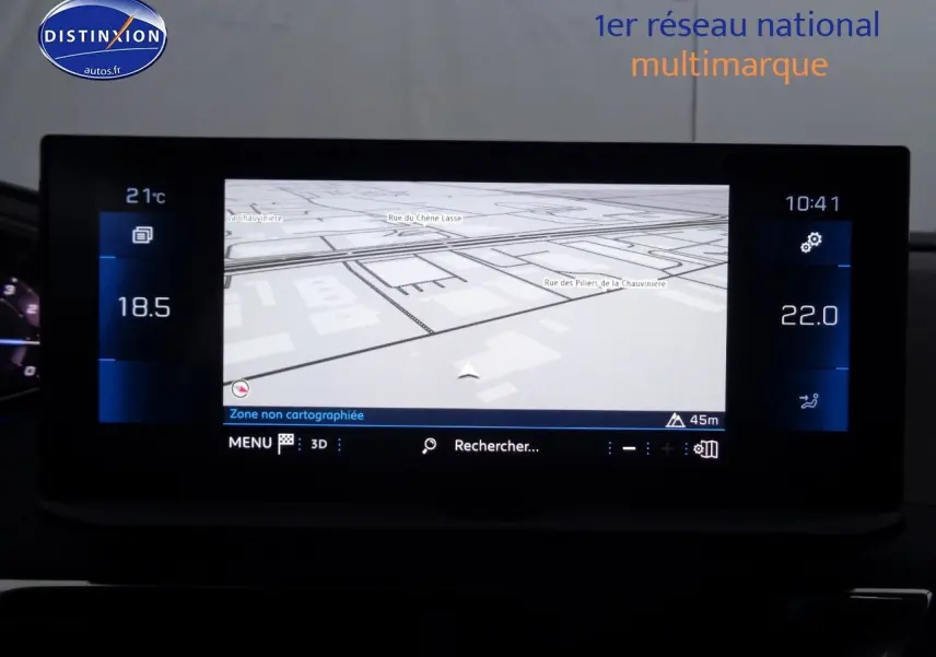 Écran tactile central du Peugeot 3008 noir Perla Metal 2023 affichant la navigation et la climatisation